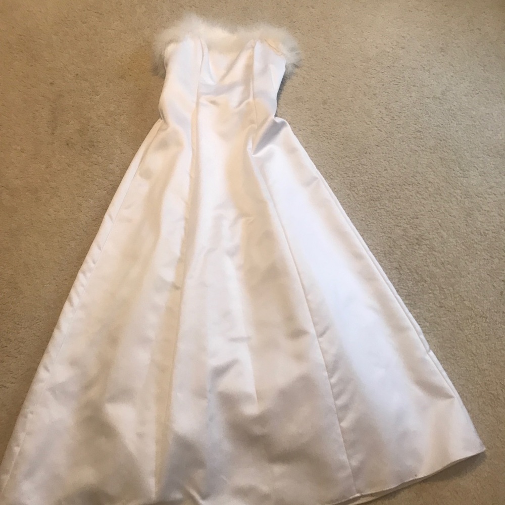 Long white strapless dress with faux fur